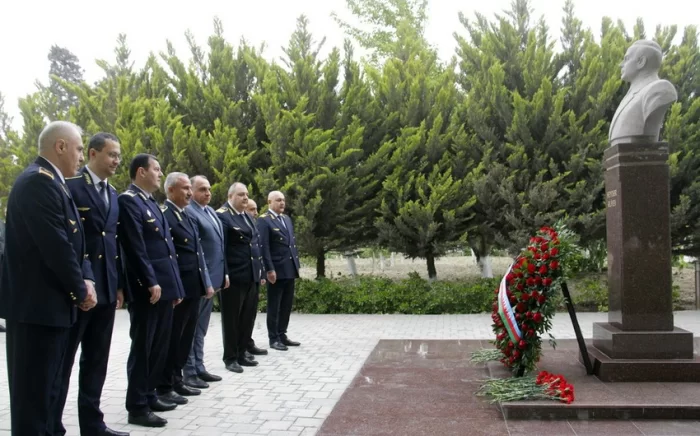 Bakı metrosunda Heydər Əliyevin xatirəsi anılıb