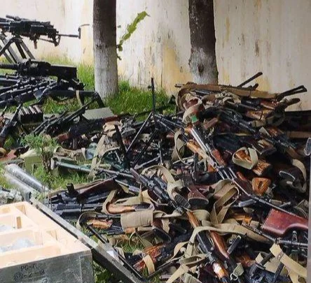 Qarabağ bölgəsində mülki təyinatlı tikililərdən silah-sursat anbarları aşkar edilir