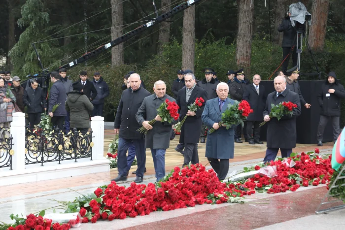 “AzərEnerji” və “Azərişıq” kollektivləri Ulu Öndərin məzarını ziyarət edib