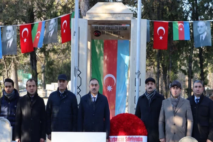 Azərbaycanın Türkiyədəki səfirliyinin əməkdaşları Məhəmməd Əmin Rəsulzadənin məzarını ziyarət edib - FOTO