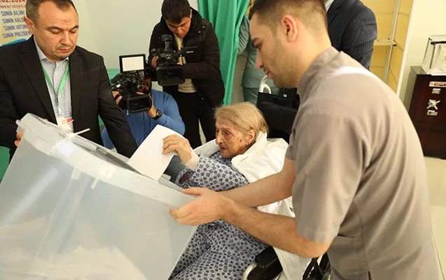 102 yaşlı Fatma Səttarova səs verdi - Fotolar