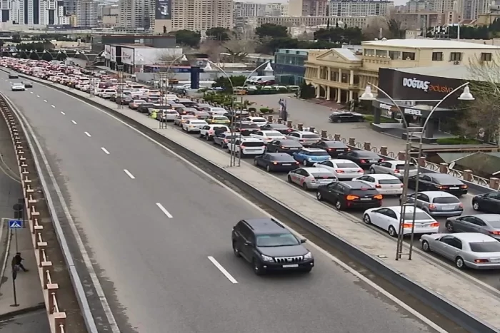 Bakıda sıxlıq olan yollar - SİYAHI