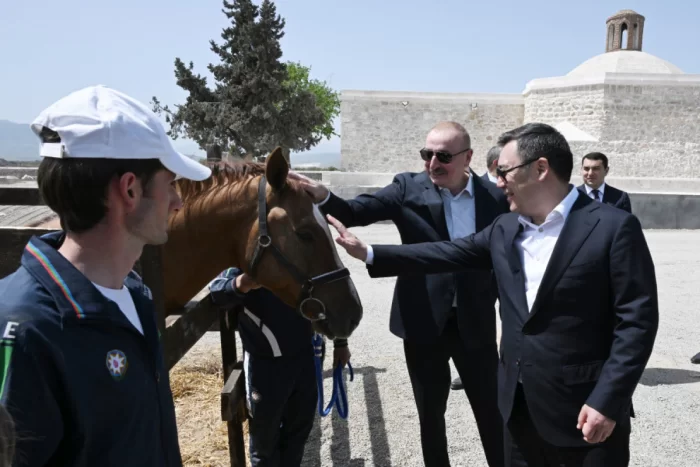 Prezident İlham Əliyev Sadır Japarova Qarabağ atı hədiyyə edib