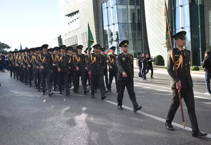 Bakının müxtəlif küçələrində hərbçilərin yürüşü başlayıb