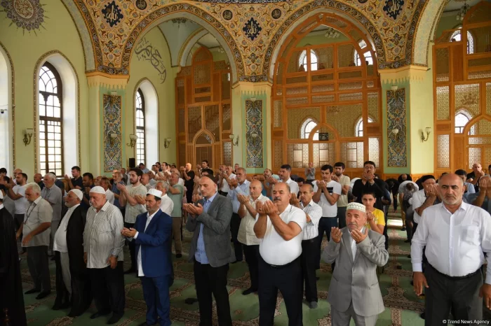 Bakıda Təzəpir məscidində bayram namazı qılınıb