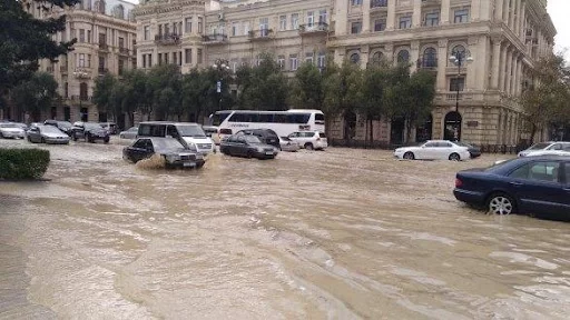 Bakının mərkəzi yağış sularına təslim oldu