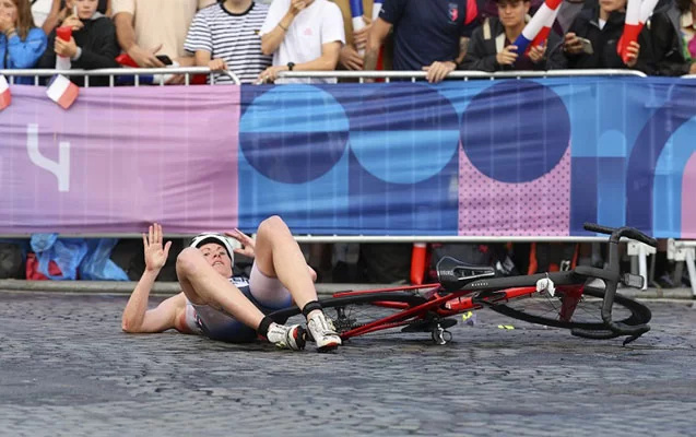 Olimpiadada gərgin anlar - İdmançılar yarış zamanı yıxıldı