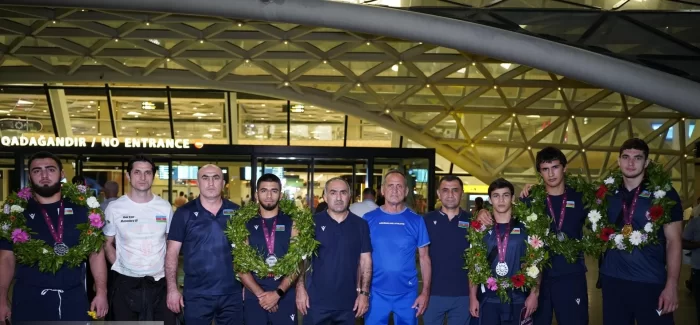 Avropa çempionatında komanda hesabında birinci olmuş Azərbaycan güləşçiləri Vətənə qayıdıb