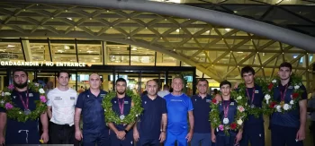 Avropa çempionatında komanda hesabında birinci olmuş Azərbaycan güləşçiləri Vətənə qayıdıb