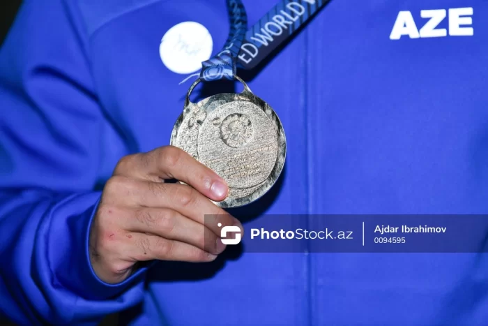 Dünya çempionatında qızıl medal qazanan Azərbaycan güləşçiləri Vətənə qayıdıb