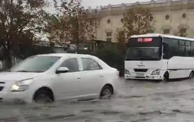 Yağış suları Binəqədi yollarını iflic vəziyyətə saldı