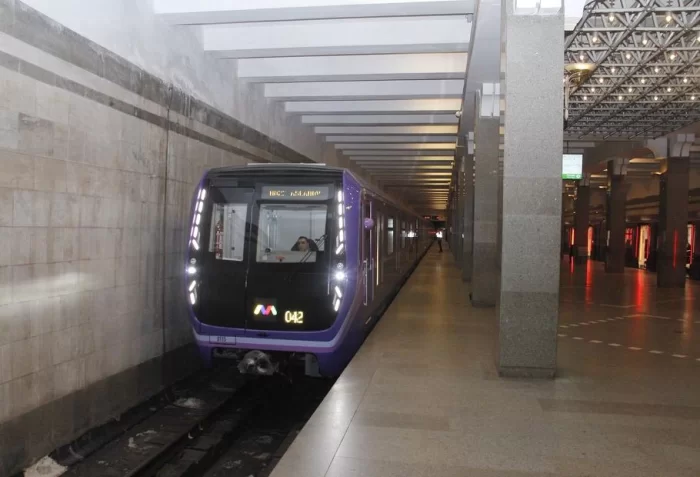 Metroda sərnişin qatarın altına düşüb öldü