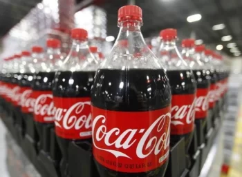 "Coca-Cola" onmilyonlarla şüşəni geri çağırır - Tərkibində təhlükəli hissəciklər var