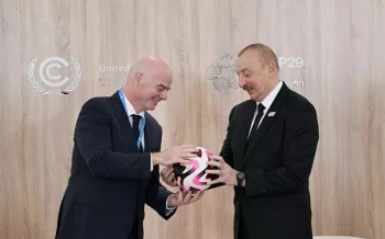 FIFA prezidenti Azərbaycan liderinə üzərində "İlham Aliyev" yazılmış xüsusi top təqdim edib