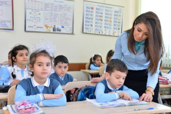 Bakı məktəblərində çalışan müəllimlərin orta aylıq əməkhaqqı 1 000 manata yaxındır