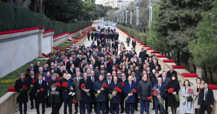 Baş nazirin müavinləri Şəhidlər xiyabanını ziyarət ediblər