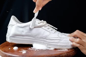 Ağ ayaqqabıları təmizləməyin təbii üsulları