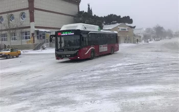 Qarlı havada 40-dan çox avtobus qəzaya düşüb