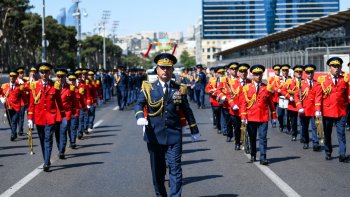 Azərbaycan Ordusunun 108 yaşı: Bakının küçələri hərbi yürüşlərlə əks-səda verir