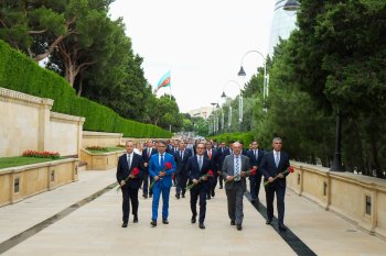 Komitə rəhbərliyi Fəxri xiyaban və Şəhidlər xiyabanını ziyarət edib