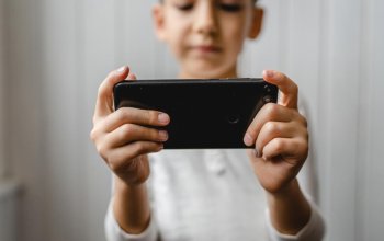 Bu ölkədə ibtidai məktəblərdə telefon istifadəsi qadağan edildi