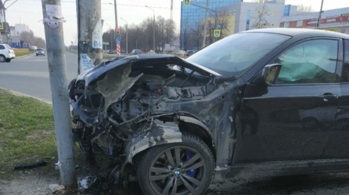 Bakıda BMW işıq dirəyinə Çırpıldı: Xəsarət alanlar var- Foto