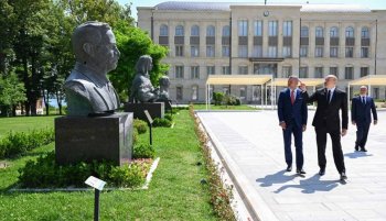 İşğal dövründə güllələnmiş büstlərə baxdılar - Fotolar