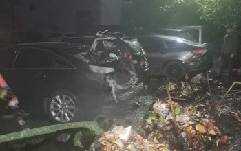 Bakıda yaşayış kompleksinin həyətində 4 avtomobil yandı - Yenilənib-Fotolar